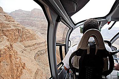 35岁从大厂裸辞返乡，现实版“逆行人生”，小县城的百万赢家！